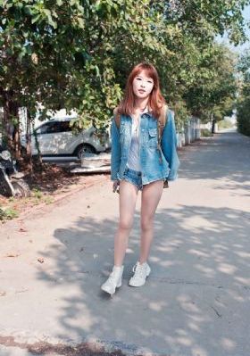 亲嘴舌头伸进去摸她的胸_超清超清免费观看